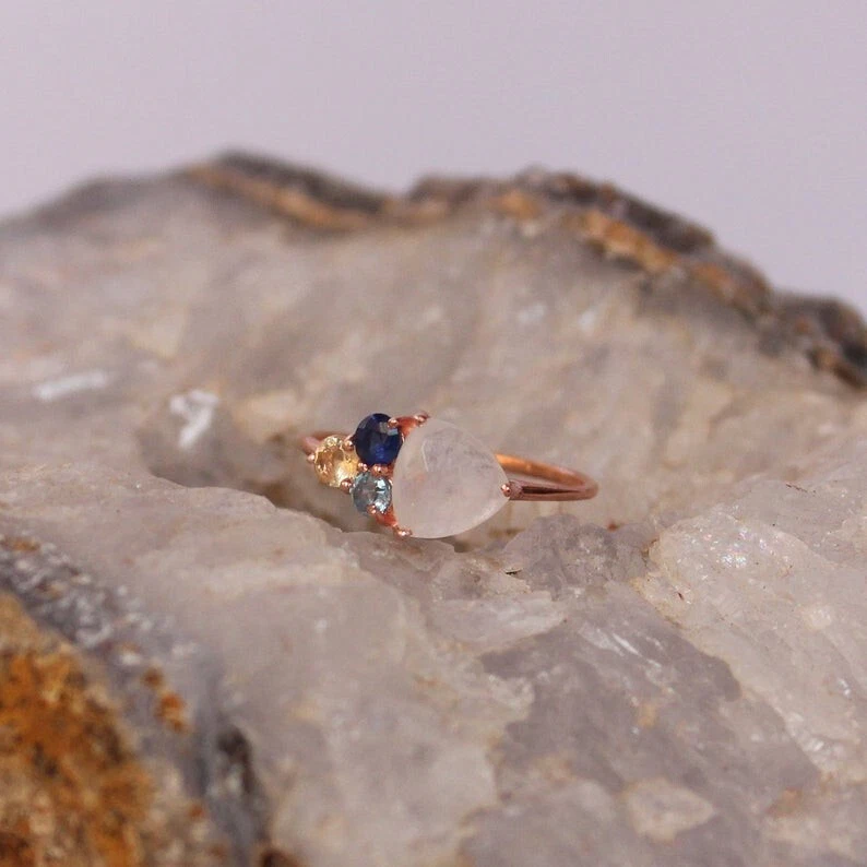 Anillo con racimo de topacio y zafiros arco iris real con forma de trillón de oro de 14 k Foto 4 de 4