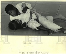 1985 Press Photo Ryan Black Defeated Kevin Singletary in Judo Tournament