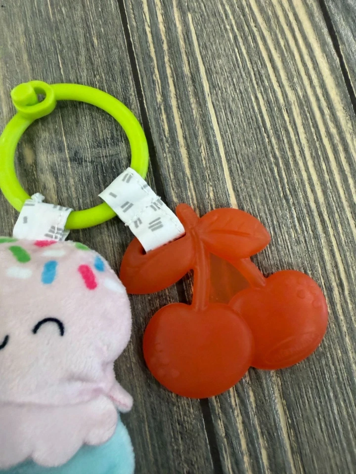 Sonajero de cono de helado Infantino con anillo para bebés - con cerezas Foto 4 de 4