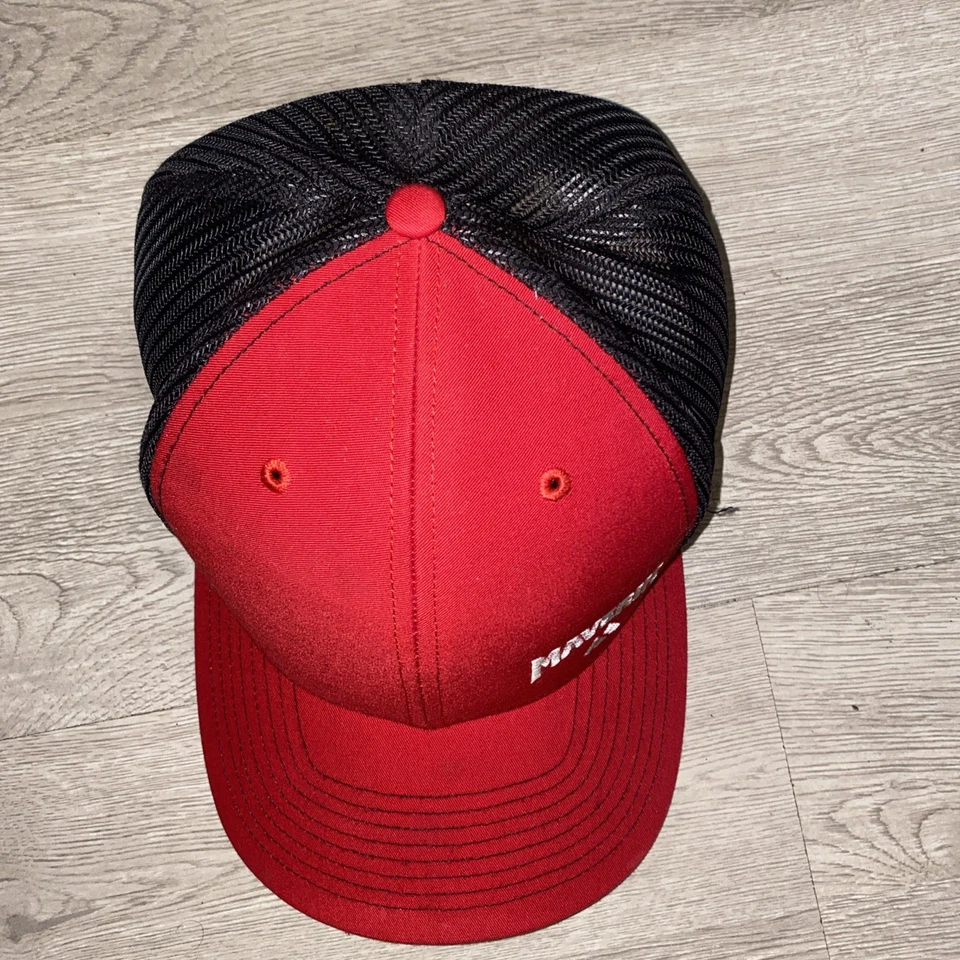 Sombrero de camionero Maverik tienda de conveniencia rojo uniforme de empleado trabajo gasolinera malla Foto 4 de 4