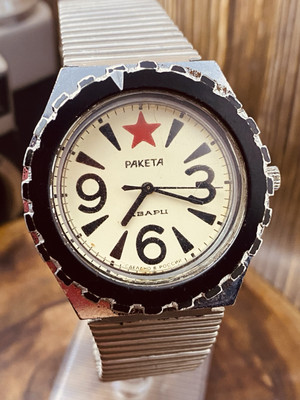 母なる大地の懐に我らAnalog Delay ✩ Vintage RAKETA diver ☭ USSR 80s cal.2356 old quartz wrist