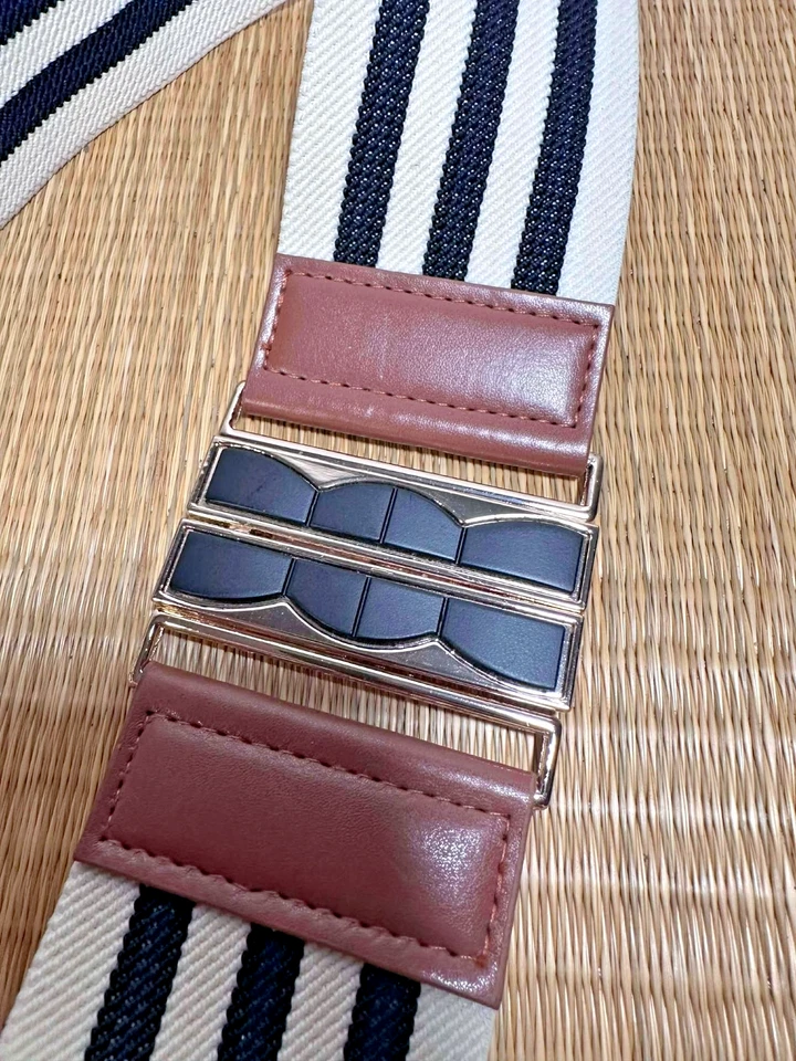 Cinturón elástico a rayas blanco y negro coñac imitación cuero hebilla de bloqueo Foto 2 de 4