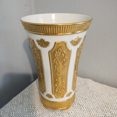 LENOX DESIGNER'S COLLECTION VERSAILLES FOOTED VASE WITH 24-K GOLD