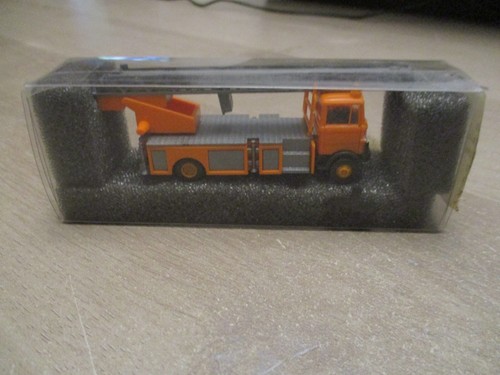 REVELL PRALINE CAMION POMPIERS MERCEDES BENZ + boite HO 1/87 réf 80767 | Zustand: Occasion