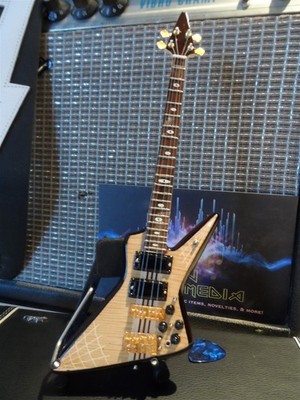 AXE HEAVEN Miniaturgitarre JOHN ENTWISTLE (Who)-Alembic Explorer 1:4
