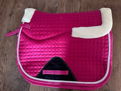 Halbgefütterte flauschige Schabracke Pad Full Size Numnah HOT PINK maschinenwaschbar