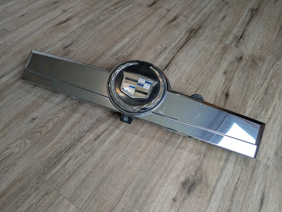 Moldura de puerta levadiza trasera Cadillac Escalade 2007-2014 con cámara OEM Foto 2 de 4