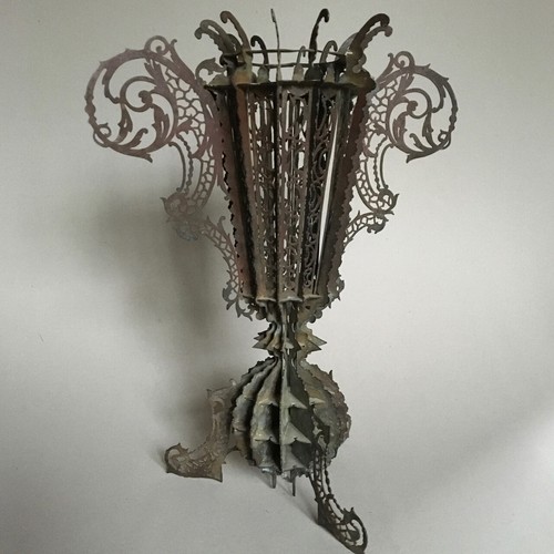 Vase en laiton repercé entièrement assemblé sans soudure — chef d’œuvre — 38 cm. - Foto 1 di 8