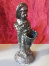 statue ange en fonte assis sur une boule / décoration de jardin