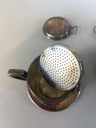 ANTICA COPPIA TAZZA TISANIERA FILTRO METALLO ARGENTATO Broggi ITALY ART DECO '30 - Foto 10 di 16