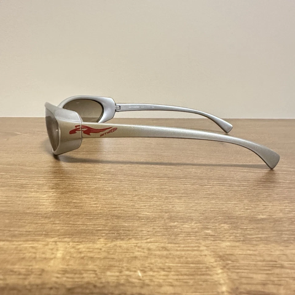 Gafas de sol Arnette vintage años 90 envolventes deportivas esquí cuervo plateadas metálicas Y2K años 2000 Foto 4 de 4
