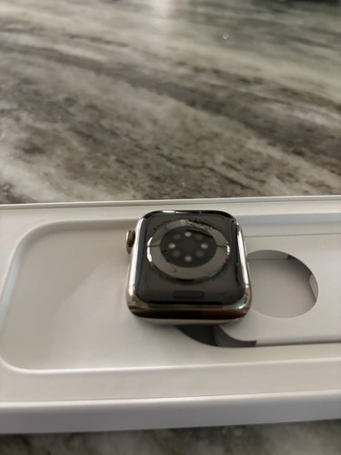 Apple Watch Series 6 Acier Inoxydable Doré avec Boucle Milanaise Or 40mm - Photo 3 sur 12