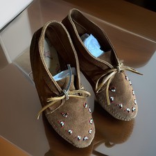 Vintage NATIVE Minnetonka Women BEADED Suede Softsole Moccasin 9.25  X 3.5  