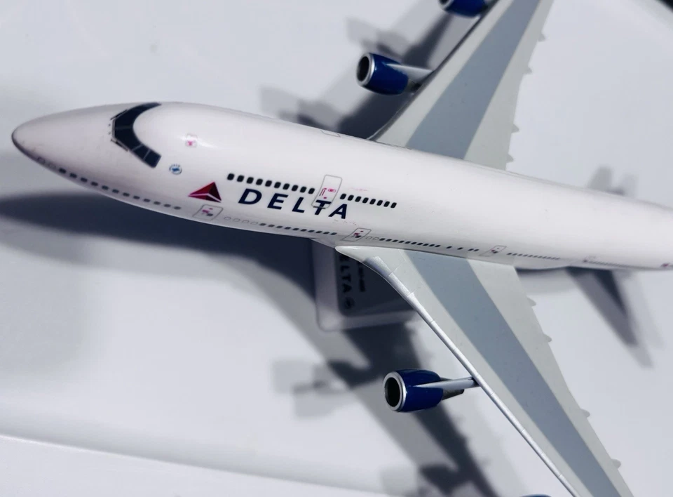 GeminiJets 1:400 Delta Air Lines Boeing 747-400 N665US GJDAL902 Diecast Model - Image 2 of 4