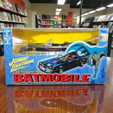 2002 Johnny Lightning DC Comics 1960's BATMOBILE Diecast Model Kit Car 1:24