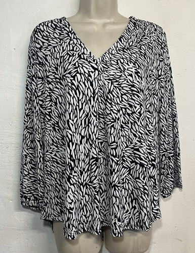 NWT Vince Camuto Medium Top Black White 3/4 Sleeve V-Neck Stretch Top - Picture 1 of 6