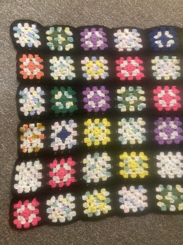 Roseanne VINTAGE CROCHETED BLANKET AFGHAN GRANNY SQUARE Roseanne 48X28 Throw - Picture 5 of 7