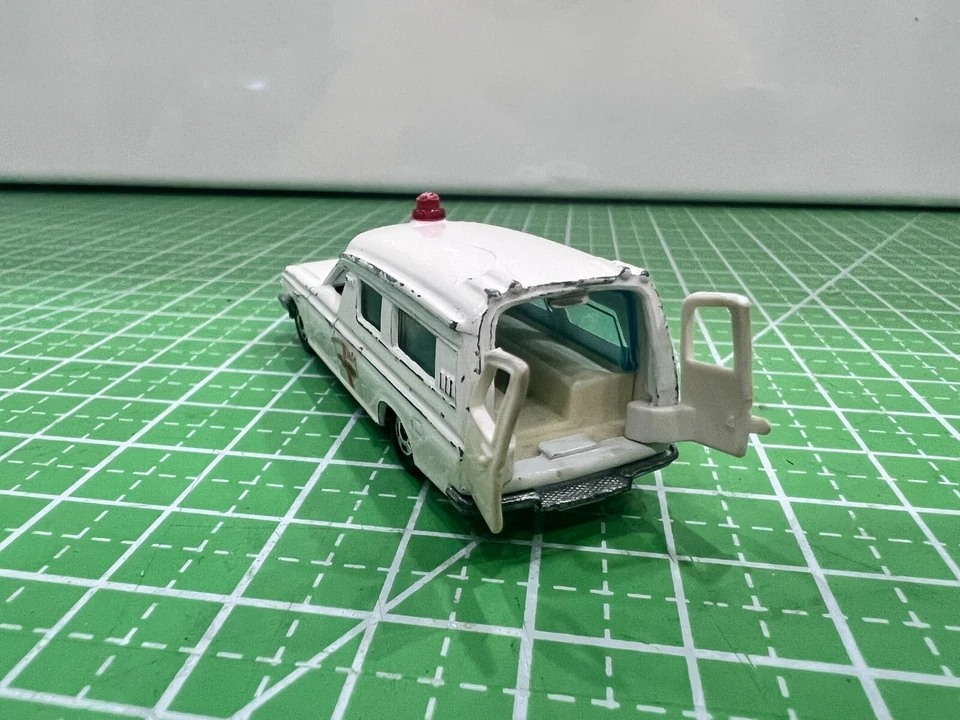 Ambulancia Toyota Tomica Tomy #40 1975 - escala 1:70 - hecha en Japón Foto 4 de 4