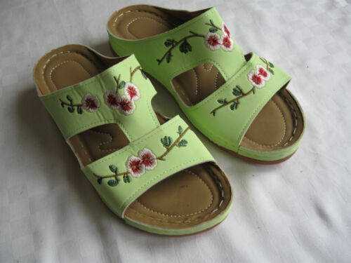 Summer Slip On Sandals Size 5 Green with Floral Pattern - Afbeelding 1 van 4
