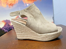 UNIVERSAL THREAD Women's taupe wedge platform shoes size 6