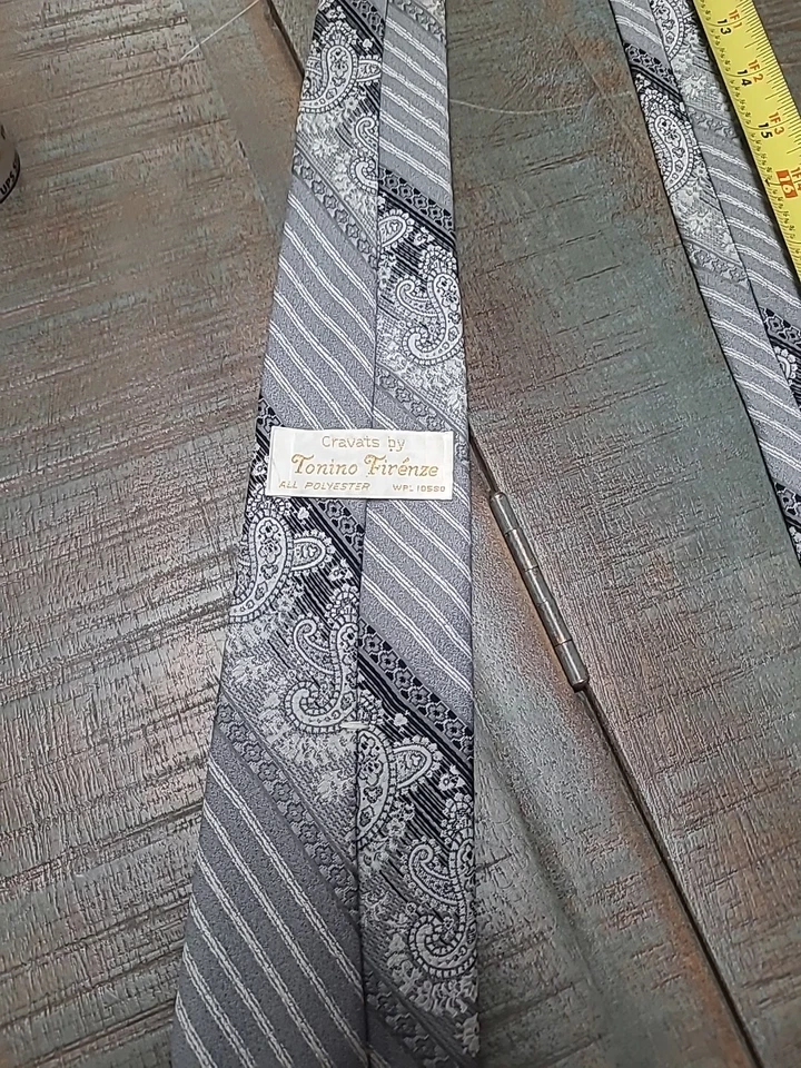 Corbata vintage de poliéster Cravts de Tonino Firenza para hombre.  Tiene un punto en él. Foto 2 de 2