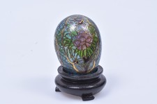 Chinesisches Cloisonne Ei - Emaille - blau mit Blumen - Holzst&auml;nder - Vintage