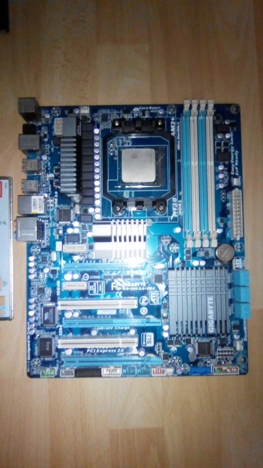 Gigabyte GA-990XA-UD3 Socket AM3+ + AMD FX 8350 - Imagen 2 de 4