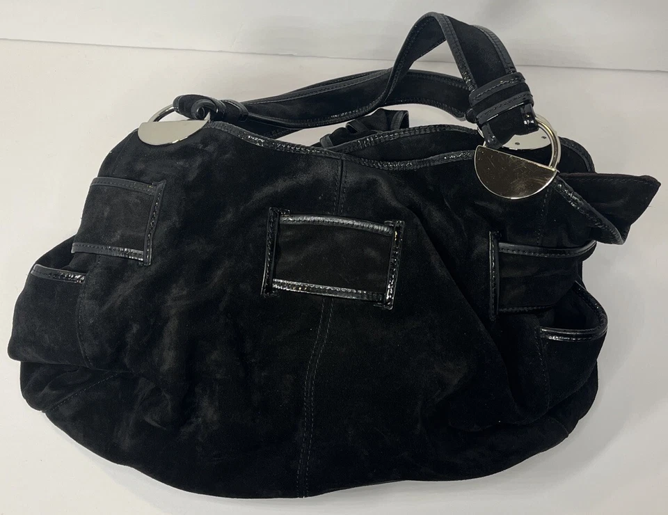 Bolso de hombro Kooba para mujer de gamuza con corbata frontal tono plateado cierre de botones negro Foto 3 de 4