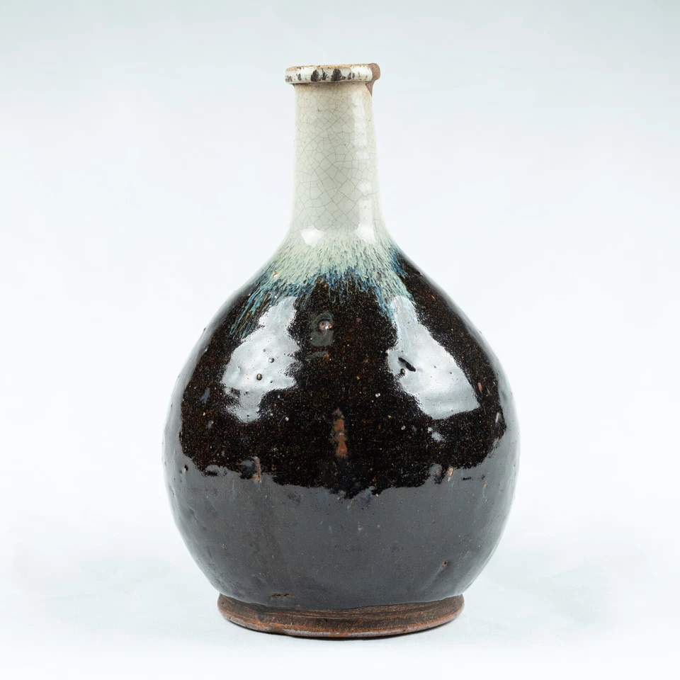 Tokkuri grande con esmaltes de hierro y ceniza 鉄釉藁灰釉大徳利 Foto 3 de 4