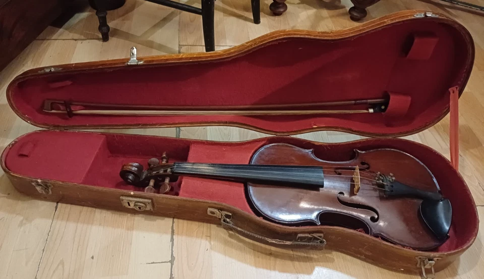 Ancien violon, son archè et sa boite de rangement, dans son jus
