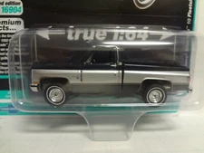 Auto World 1982 Chevy Silverado 10 Fleetside AW64312 - A 1:64 Scale  