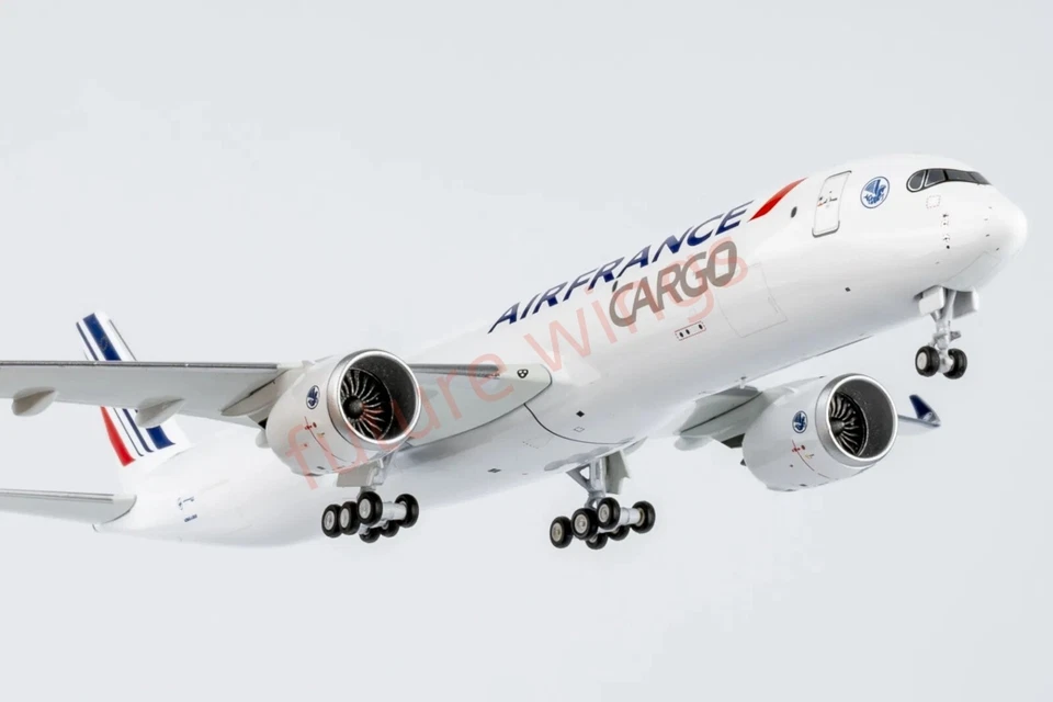 1:400 NG Models NG46007 Air France Airbus A350F Aircraft Model+Free Tractor - Image 4 of 4
