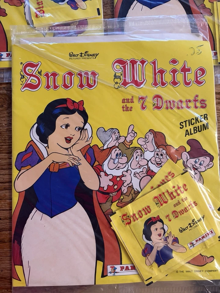 Lote 8 conjuntos iniciais selados Panini Branca de Neve pacotes multilíngues Disney década de 1980 - Imagem 2 de 4