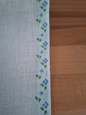Leinenband, natur-gebleicht mit blaue Blumen 1seitig eingewebt, ca 17,5 cm breit