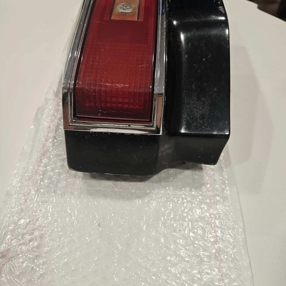 80 81 82 83 84 Oldsmobile Regency 98 Olds luz trasera derecha lente roja bisel Foto 3 de 4