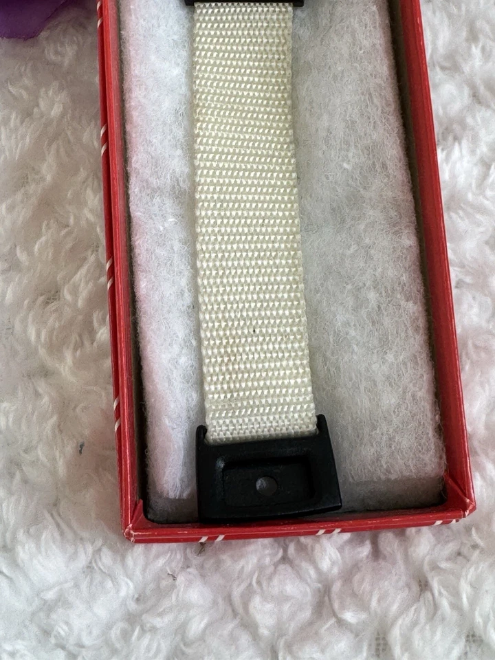 Reloj de cuarzo Armitron vintage correa de nailon blanco números romanos resistente al agua 100 Foto 3 de 4