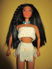 B1954) DISNEY BARBIE DISNEY POCAHONTAS MATTEL ORIGINAL KLEIDUNG+KETTE+STIEFEL