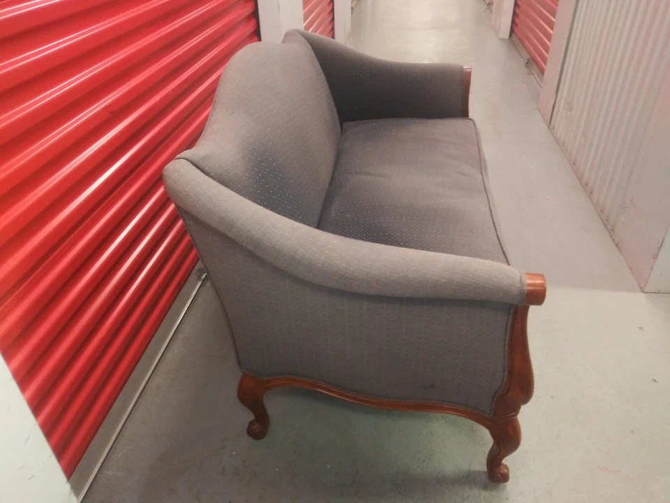 Silla de nogal americano con brazo de trineo francés Foto 2 de 4