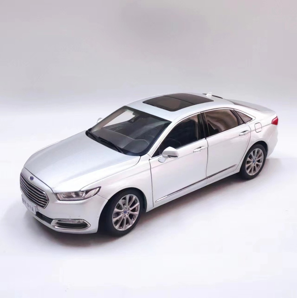 1/18 Ford Taurus 2015 Diecast Metal Model Car Dealer model Gifts