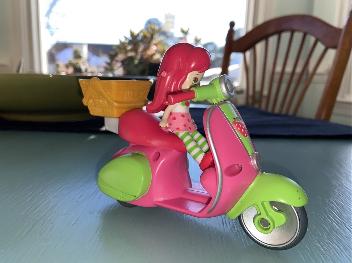 BERRY SWEET SCOOTER - 2018 Strawberry Shortcake 5 inch Playmates