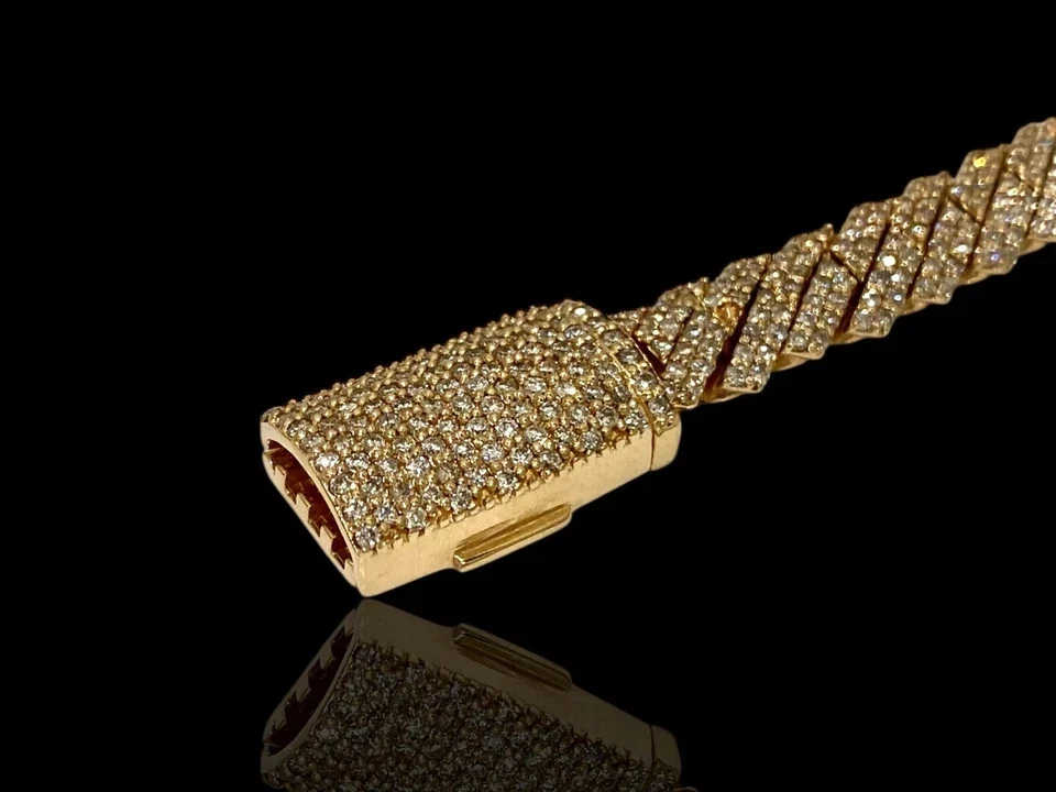 Brazalete de eslabones cubanos pavé de diamantes simulados de corte redondo de 10 quilates enchapado en oro amarillo de 14 k Foto 4 de 4