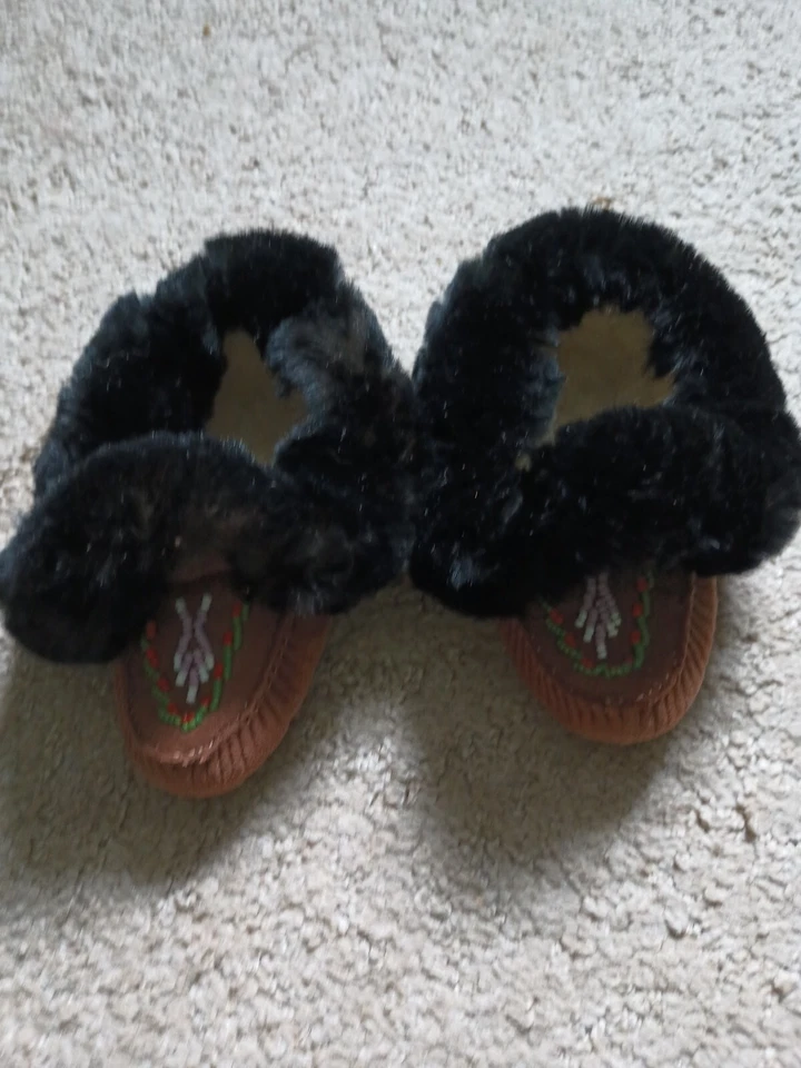 Mocassins vintage de couro de pele nativa americana com miçangas trabalho marrom preto - Imagem 2 de 4