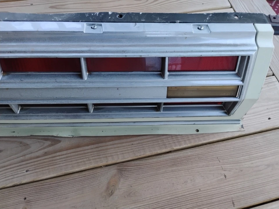 Pontiac Bonneville 1979 luz trasera izquierda lado del conductor con parrilla original OEM  Foto 4 de 4