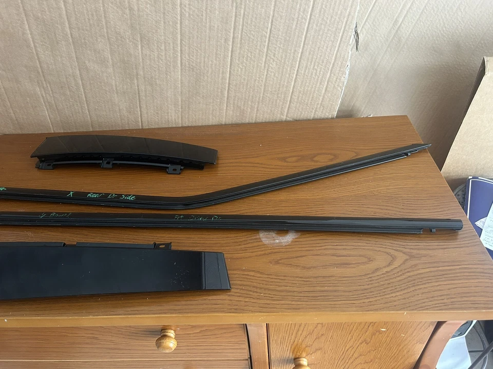 2019 2023 Volvo Xc40 Left Front Door Molding And Left Rear Door Molding  - Image 2 of 4