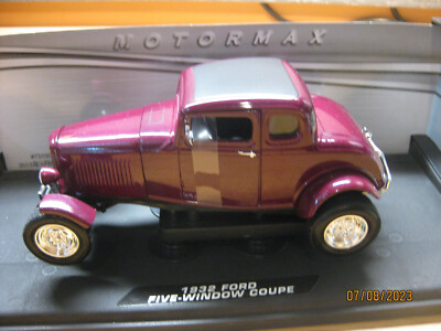1/18 1932 FORD FIVE WINDOW COUPE HOT ROD IN PURPLE BY MOTOR