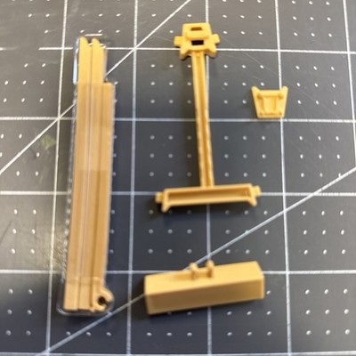 NEW Zuru Mini Brands Create Masterpieces - Wooden Easel