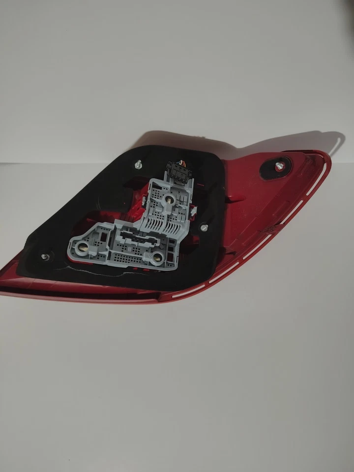 Luz trasera derecha pasajero OEM 2012 2013 2014 Mercedes Benz C250 C350 C63 W204 Foto 4 de 4