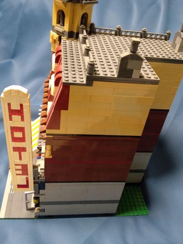 LEGO Genuine Creator Cafe Corner 10182 - Picture 6 of 9
