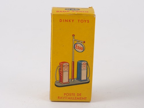 Dinky Toys F n° 49D Poste de ravitaillement ESSO en boite - Picture 2 of 14