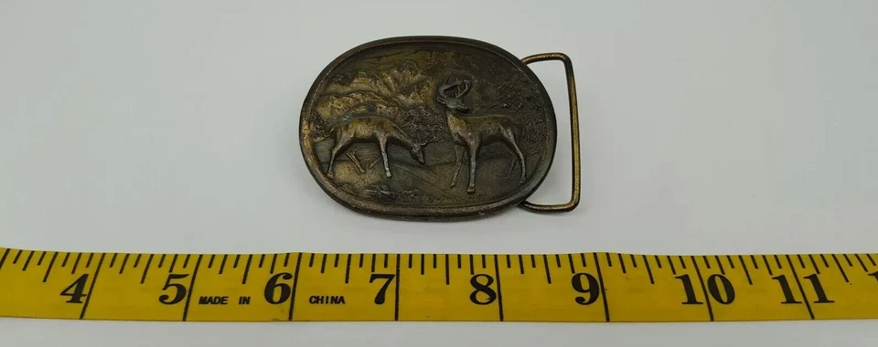 Hebilla de cinturón vintage Indiana Metal Craft Buck & Doe cola blanca ciervo tono latón en muy buena condición Foto 2 de 4